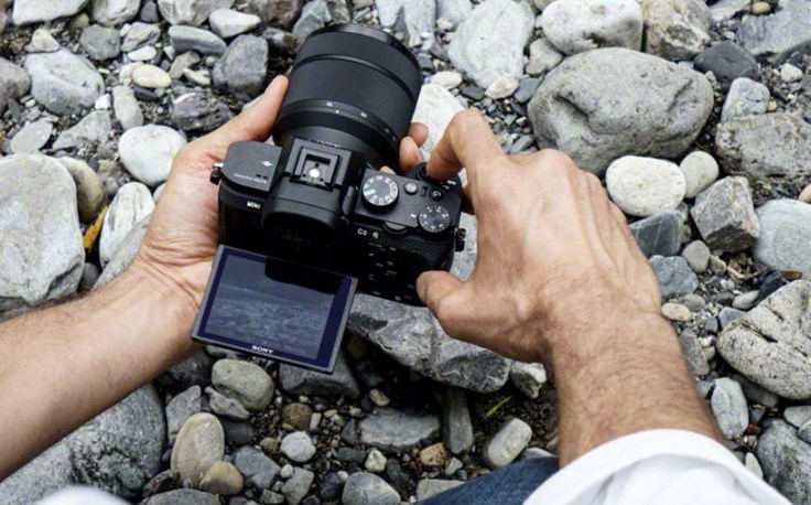 Sony_A7II_LifeStyle_TILT-LCD.jpg